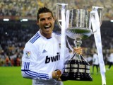 Photo de C. Ronaldo et du Real Madrid avec la Coupe d’Espagne