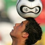 Cristiano avec la balle sur la tête