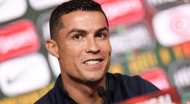 Cristiano Ronaldo exhibe ses abdos et laisse apparaître du vernis noir sur ses ongles : la raison enfin dévoilée