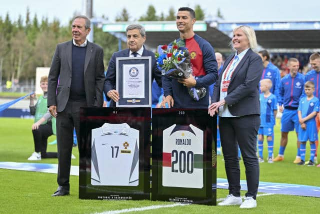 Avant le match contre l’Islande à Reykjavik, Cristiano Ronaldo a reçu un certificat attestant de son record&nbsp;: 200&nbsp;sélections avec le Portugal. 