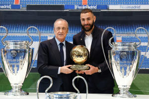 L'attaquant français Karim Benzema (d.) posant avec son Ballon d'Or à côté du président espagnol du Real Madrid Florentino Perez (g.) lors de sa cérémonie d'adieu au club à Madrid, le 6 juin 2023