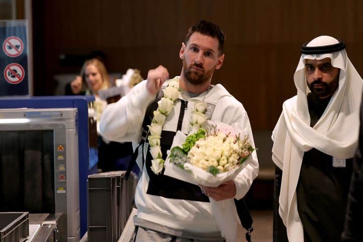 La star argentine Lionel Messi à son arrivée en Arabie saoudite dans le cadre d'un match du Paris Saint-Germain contre une sélection des meilleurs joueurs de la Saudi Pro League, le 19 janvier 2023 (FAYEZ NURELDINE / AFP)