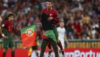VIDEO : Quand un supporter soulève Cristiano Ronaldo en plein match avec le Portugal
