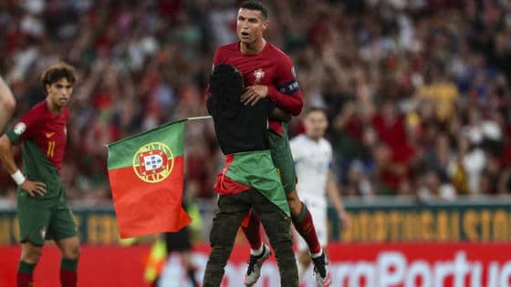 VIDEO : Quand un supporter soulève Cristiano Ronaldo en plein match avec le Portugal