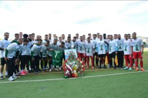 L’équipe albanaise d’Egnatia rend hommage au regretté attaquant ghanéen Raphael Dwamena après son retour à l’action