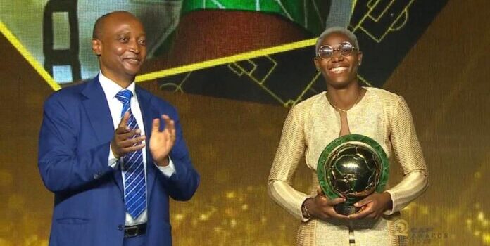 Asisat Oshoala remporte la sixième Joueuse de l’année de la CAF