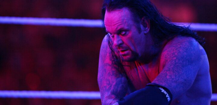 Quand l'Undertaker présente un trophée sous les yeux de Cristiano Ronaldo