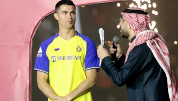 Riyadh Cup : Cristiano Ronaldo, agacé, met une écharpe d'Al Hilal dans son short (video)