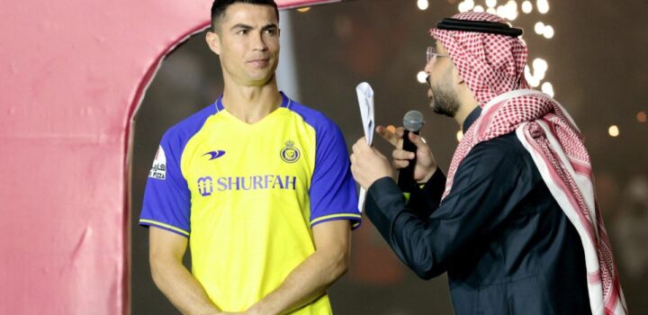 Riyadh Cup : Cristiano Ronaldo, agacé, met une écharpe d'Al Hilal dans son short (video)