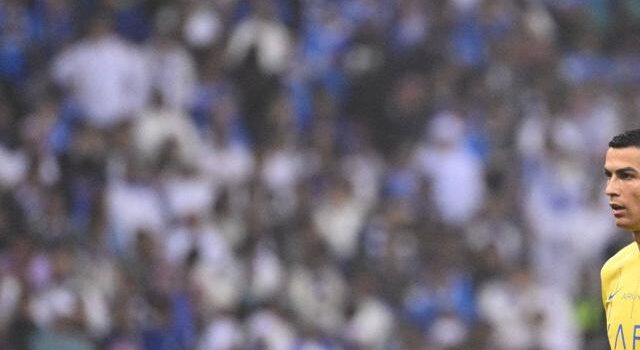 Expulsé en fin de match avec Al Nassr, Cristiano Ronaldo menace l'arbitre du poing