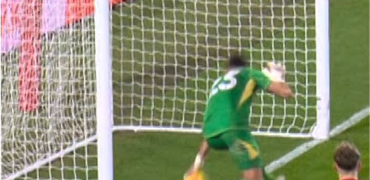 Football: LA MEILLEURE SAUVEGARDE DE DIBU JAMAIS ? Le vainqueur de la Coupe du monde d'Aston Villa guide Rog à travers sa… |Tik Tok