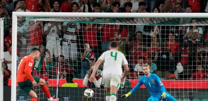 Cristiano Ronaldo rate un penalty avec le Portugal contre l'Irlande et manque le record de buts en éliminatoires de Coupe du monde