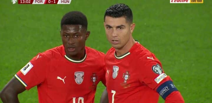 Quand Cristiano Ronaldo et Nuno Mendes se gênent sur un coup franc