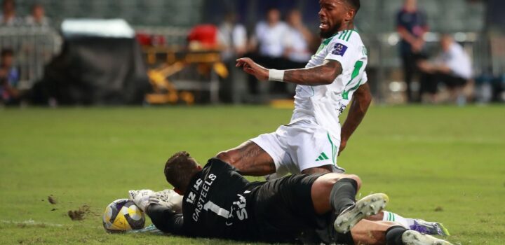 Contact à la tête et évacuation sur civière : frayeur pour Koen Casteels face au club de Cristiano Ronaldo