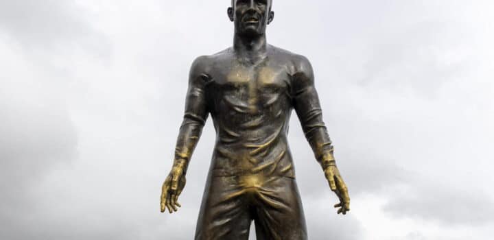 Un homme met le feu à la statue de Cristiano Ronaldo, "dernier avertissement de Dieu"