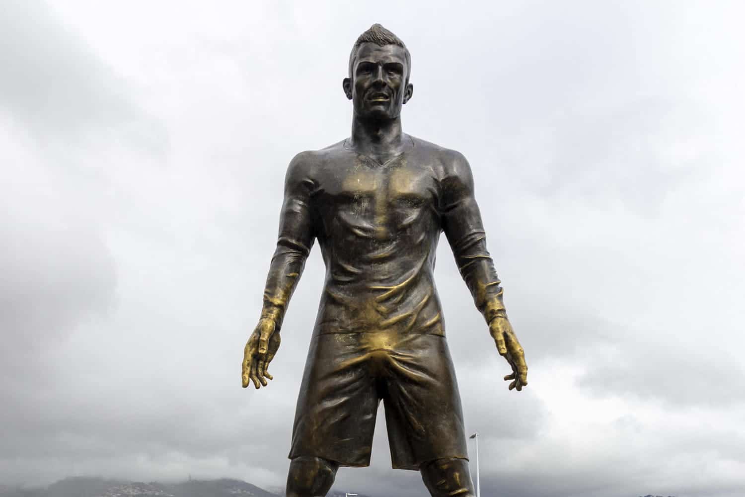 Un homme met le feu à la statue de Cristiano Ronaldo, "dernier avertissement de Dieu"