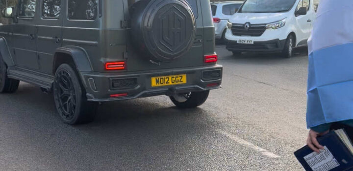 Football: Les voitures des joueurs de football d'Aston Villa ont quitté le terrain d'entraînement de BodyMore Heath hier… |Tik Tok